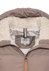 Bruine gerecycleerde jas met een zachte beige fleecelining, een rits aan de voorkant en een label met daarop "camel active" en maat 36.