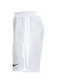 Sportshorts für Herren aus hellgrauem Stoff, mit einem strukturierten Muster, elastischem Bund und seitlichen Schlitzen für Belüftung. Schwarzes Logo auf der linken Seite.