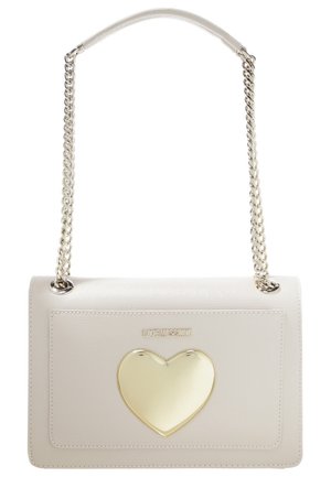 Biała skórzana torebka na ramię z złotym łańcuszkiem, złotym emblem serca oraz logo "LOVE MOSCHINO" na przedniej kieszeni.