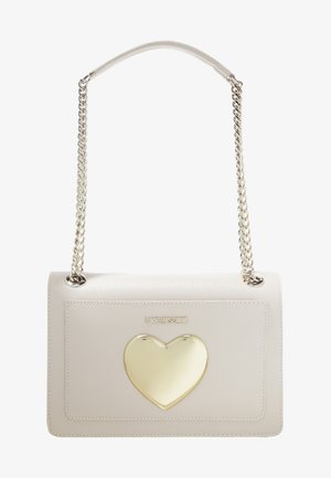 Valkoinen nahkainen käsilaukku, jossa kultainen ketjuhihna, kultainen sydänembleemi ja "LOVE MOSCHINO" -logo etutaskussa.