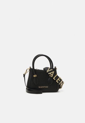 Kleine schwarze strukturierte Valentino-Handtasche mit zwei Griffen und einem breiten Riemen mit großen goldenen Buchstaben, die Valentino buchstabieren.