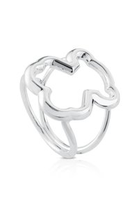 Anillo plateado calado con diseño floral abstracto y doble banda delgada sobre fondo blanco.