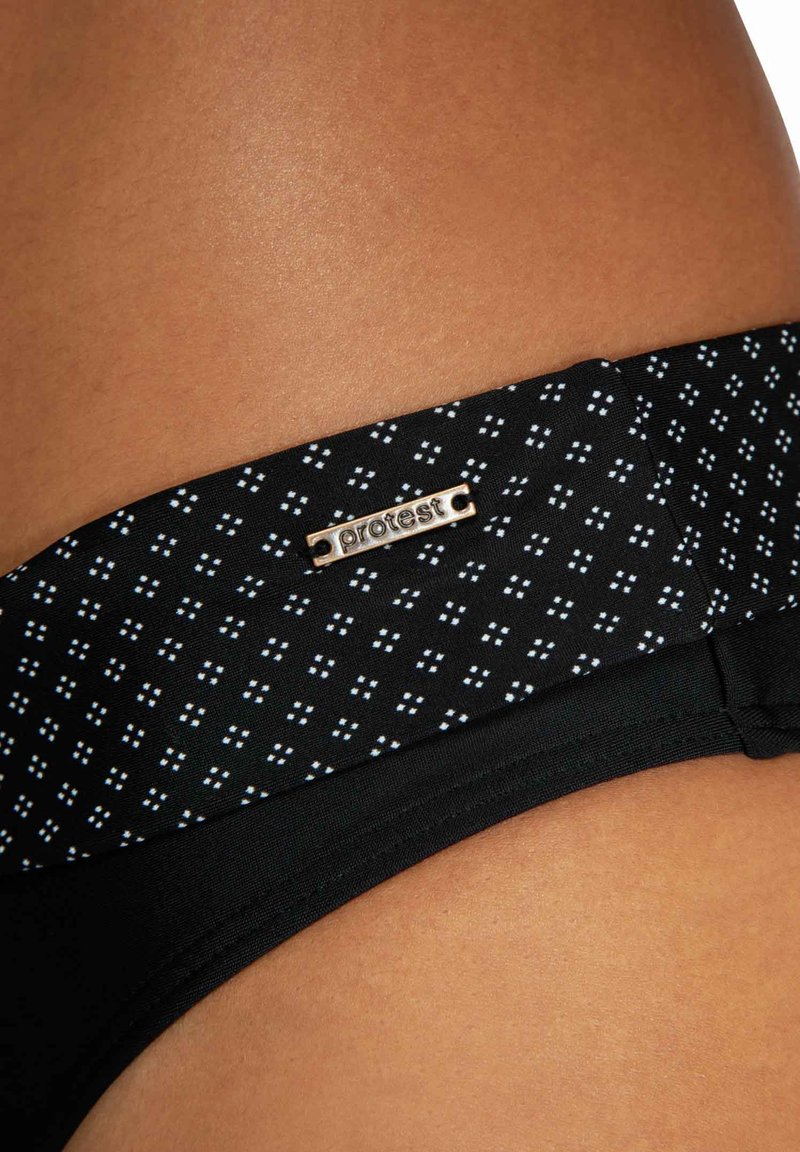 Zwarte bikinibroek met een klein wit patroon en gouden logo-accent. Gladde textuur en aansluitend ontwerp, met een elastische tailleband.