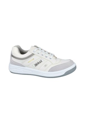 Zapatilla blanca y gris con cordones, cuello acolchado, paneles laterales con marca y suela de goma diseñada para el uso informal.