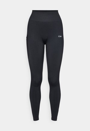 Schwarze Leggings aus dehnbarem Stoff, mit hohem Bund, Seitentasche und einem subtilen strukturierten Design an den Unterschenkeln.