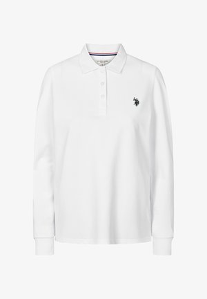 Weißes langärmeliges Poloshirt mit drei Knöpfen und einem kleinen schwarzen, gestickten Logo auf der linken Brust.