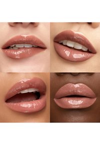 Quattro immagini ravvicinate di labbra in diverse tonalità di nude. Sono visibili finiture lucide e opache, che mettono in evidenza forme e texture differenti.