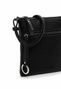 Borsa in pelle nera con superficie texture, chiusura con zip, tracolla regolabile e dettagli in metallo silver. Presenta un logo impresso sulla parte frontale.