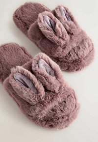 Paars bont pantoffels met een zachte textuur, voorzien van konijnenoren en een afgerond ontwerp. De binnenkant is grijs en glad.