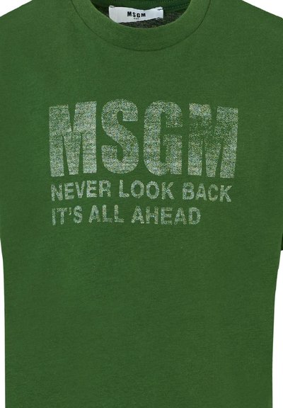 Groene katoenen t-shirt met grote, glinsterende witte tekst: "MSGM KIJKT NOOIT TERUG, ALLES IS VOORUIT." Ronde hals, korte mouwen.