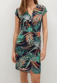 Šaty s krátkým rukávem z tmavě modré látky s barevným tropickým listovým vzorem. Výrazné designové prvky zahrnují výstřih do V a přiléhavý střih.
