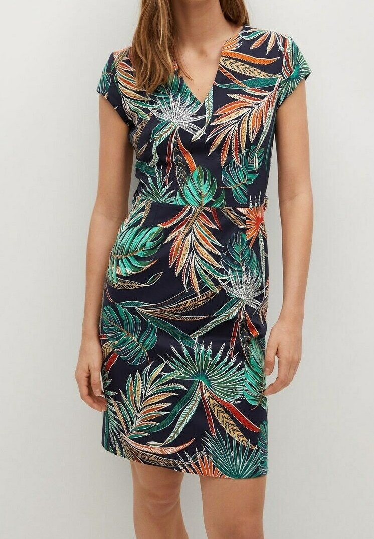 Šaty s krátkým rukávem z tmavě modré látky s barevným tropickým listovým vzorem. Výrazné designové prvky zahrnují výstřih do V a přiléhavý střih.