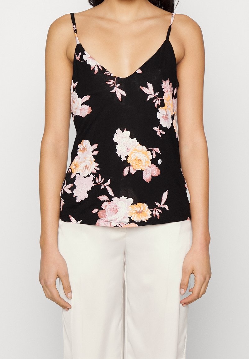 Camisole noire à fleurs avec fines bretelles ; ornée de fleurs roses et blanches sur un tissu doux, avec un décolleté en V profond et une coupe décontractée.