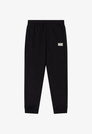 Pantaloni atletici neri in tessuto morbido con design affusolato, tasche laterali e patch con il logo EA7 sulla parte superiore anteriore sinistra.