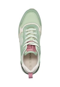 Sneaker verde menta con accenti crema, dotata di una linguetta imbottita, lacci tondi, logo in rilievo e suola testurizzata per una migliore aderenza.