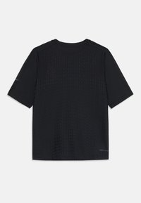 Čierne kratké rukávy športové tričko s textúrovaným vzorom, okrúhlym výstrihom a malým modrým logom "DRI-FIT" na leme.