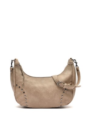 Beżowa skórzana torba na ramię z srebrnymi ćwiekami, zamkiem błyskawicznym i regulowanym paskiem z klamrą, prezentowana na białym tle.