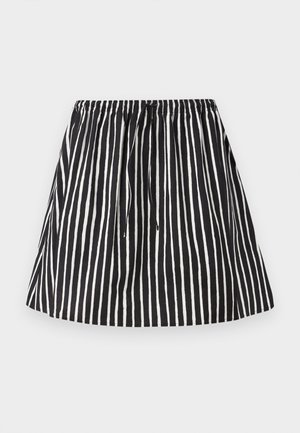 Czarna i biała spódnica w pionowe paski z elastyczną gumką w pasie oraz sznurkiem do wiązania, o rozkloszowanym kroju.