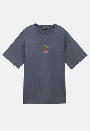 Dunkelgraues übergroßes T-Shirt mit einem kleinen, auf der Brust mittig gestickten grünen Bonsai-Baum und japanischen Schriftzeichen.