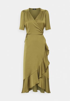 Robe portefeuille vert olive avec manches courtes bouffantes, col en V, ceinture à la taille et ourlet asymétrique à volants.