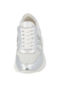 Zapatilla blanca con acentos plateados, material perforado, puntera texturizada y cordones blancos planos. Forma redondeada y suela de goma.