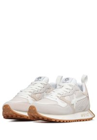 Sneaker sportive di colore chiaro con tomaia in suede e rete, punta rotonda, lacci spessi, suola in gomma e un supporto sul retro.