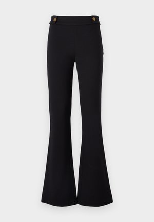 Zwarte flared broek van rekbaar materiaal. Met twee goudkleurige knopen aan de taille. Gladde textuur en aansluitend rondom de heupen.