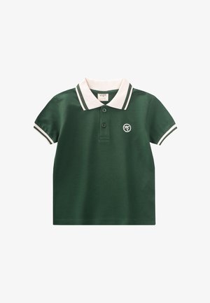 Camisa polo verde con cuello blanco y rayas, con un pequeño logo de palmera. Fabricada en tejido suave con un corte clásico.