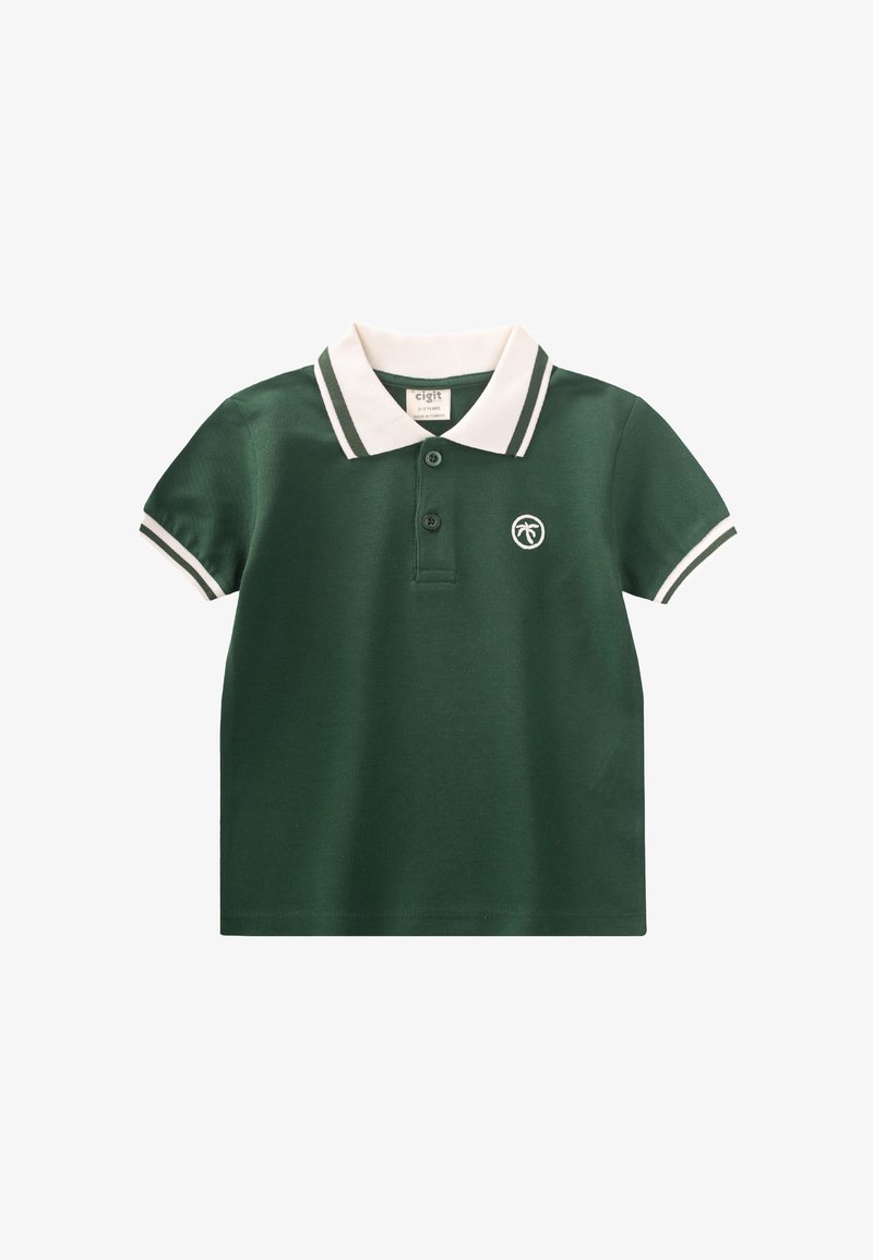 Žalias polo marškinėliai su balta apykakle ir juostelėmis, turi mažą palmių medžio logotipą. Pagaminti iš glotnaus audinio su klasikiniu kirpimu.