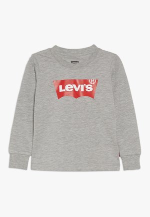 Graues Langarmshirt mit Rundhalsausschnitt und rotem Levi's-Logo in der Mitte der Brust.