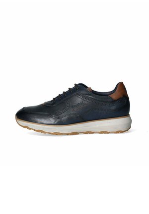 Zapatilla de cuero azul marino con acentos marrones, que presenta un diseño perforado, puntera redonda y una suela de goma blanca con una suela texturizada de goma.