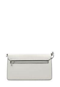 Clutch bag in finta pelle bianca con chiusura a patta, tasca frontale con zipper e dettagli in metallo argentato. Texture liscia e forma rettangolare.