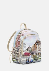 Zaino multicolore realizzato in materiale sintetico testurizzato. Presenta due scomparti con zip, design stampati panoramici e spallacci regolabili.