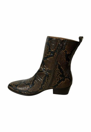 Botín de tobillo con estampado de serpiente en tonos marrón y negro, punta puntiaguda, textura lisa, cremallera lateral y tacón bajo y bloqueado.