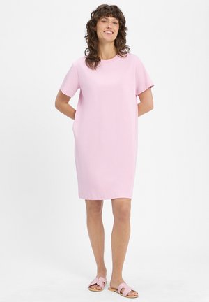 Roze jurk met korte mouwen gemaakt van zachte stof. Ronde hals, ontspannen pasvorm, knielengte. Gecombineerd met lichtroze instapsandalen, eenvoudig ontwerp.