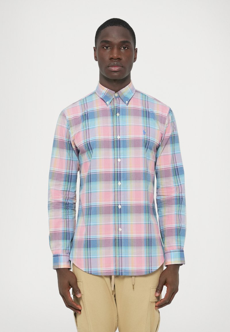 Bombažna karo srajca v roza, modrih in zelenih odtenkih, z ovratnikom z gumbi, dolgimi rokavi in subtilnim izvezenim logotipom na prsih.