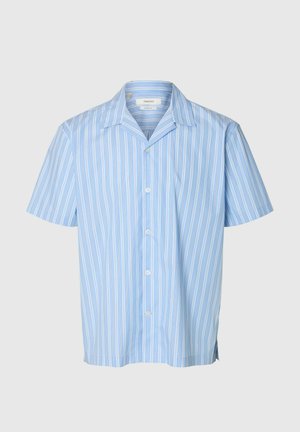 Camicia azzurra chiara a maniche corte con bottoni, righe verticali bianche e blu scuro e colletto appuntito.