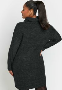 Abito sweater a collo alto grigio scuro con maniche lunghe, tessuto testurizzato e vestibilità rilassata, che si ferma sopra il ginocchio.