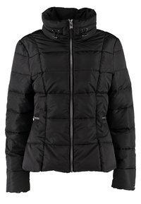 Czarna pikowana kurtka z wysokim kołnierzem, zamkiem błyskawicznym z przodu, bocznymi kieszeniami na zamek i regulowanymi ściągaczami przy kołnierzu.