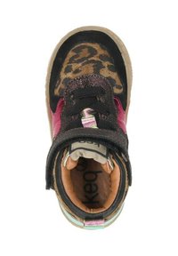Kindersneaker met hoge schacht in jaguarprint, zwarte veters, roze zijpanelen en een gumrubberen zool, gezien van bovenaf.