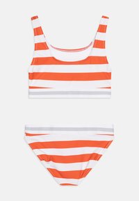 Bikini komplet s podrobnimi črtami, bel osnovni ton z oranžnimi in sivimi črtami, izdelan iz raztegljivega materiala. Zgornji del ima široke naramnice; spodnji del je klasičnega kroja.
