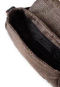 Borsa con motivo nero e beige, con un interno testurizzato, chiusura con zip e un ulteriore tasca; materiale morbido con una forma strutturata.