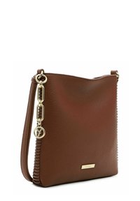 Bruine leren schoudertas met een gestructureerd oppervlak, gouden hardware en een kettinkdetail. Heeft een gladde, afgeronde vorm en zijstiksels.