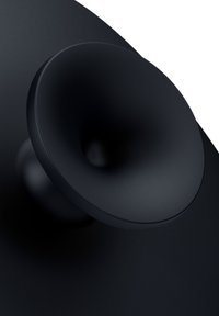 Svart högtalare med en framträdande konform och matt, slät yta; har en rundad bas och minimalistisk design.
