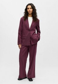 Object OBJLISA - Puspaltis - mauve wine
