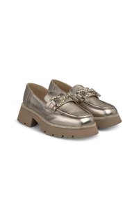 Metallisch bronzefarbene Loafers mit einer massiven Plateausohle, ausgestattet mit einem dekorativen Riemen, der mit Strasssteinen verziert ist. Glatte Textur, runde Zehenform.