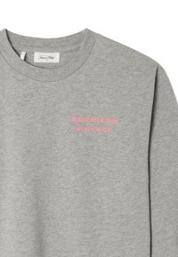 Sweat-shirt gris avec un col rond classique. Présente un logo rose "AMERICAN VINTAGE" sur le devant. Texture de tissu douce, coupe décontractée.