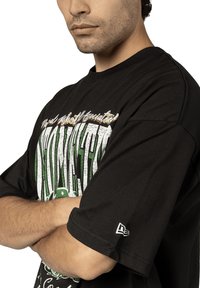 New Era LIFESTYLE - BOSTON CELTICS - T-shirt imprimé - schwarzgruen