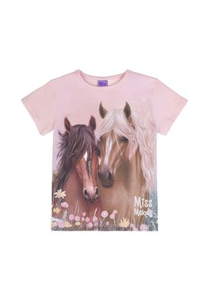 Camicia rosa chiaro a maniche corte con stampa realistica di due cavalli, marrone e crema, circondati da fiori e testo “Miss Melody” sul davanti.