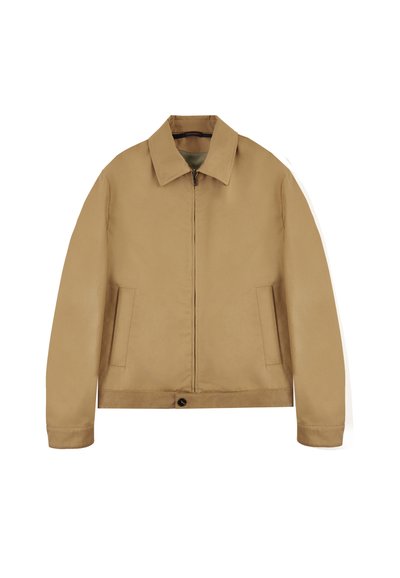 Chaqueta marrón con cremallera frontal, cuello de punta, bolsillos laterales y dobladillo ajustado. Textura suave y diseño minimalista.